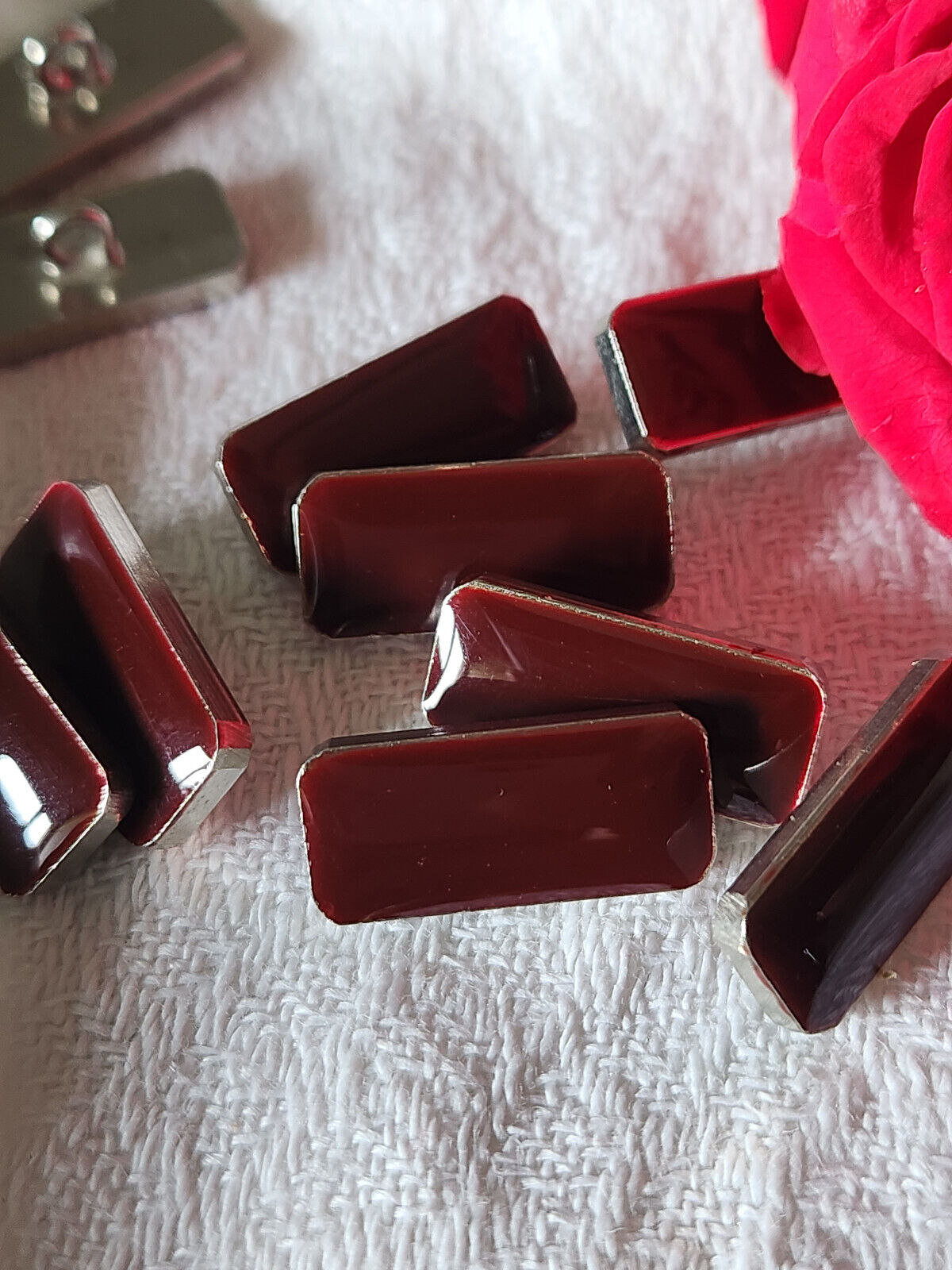 Lot 5 boutons vintage en métal argenté rouge rectangle 1,8 sur 0,8 cm ref 1445