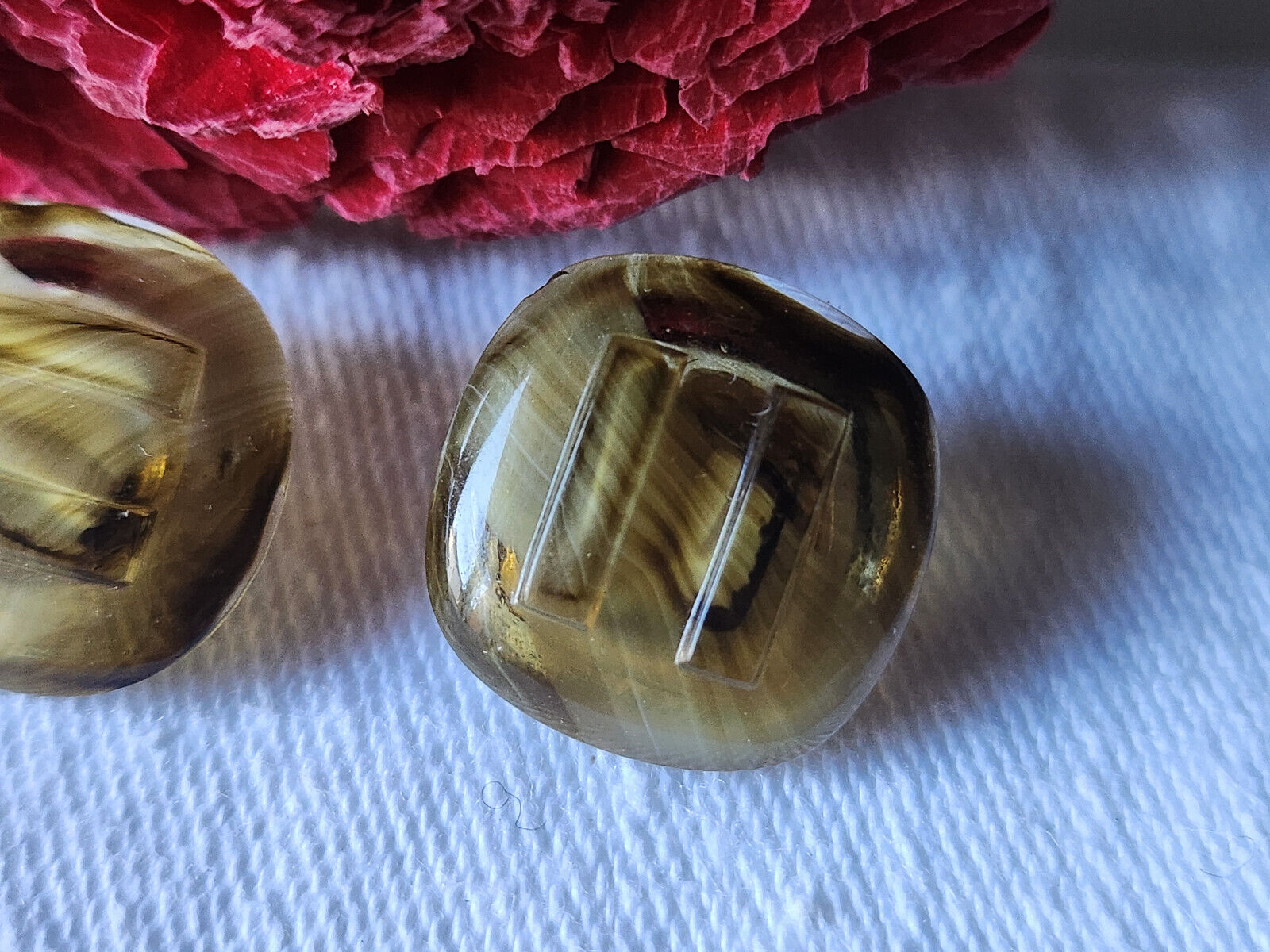 Duo boutons vintage en verre veiné carré vert pied 1,6  cm D8B