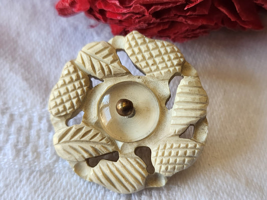 Gros bouton ancien collection créme  ajouré  original pied  2,6 cm G15H