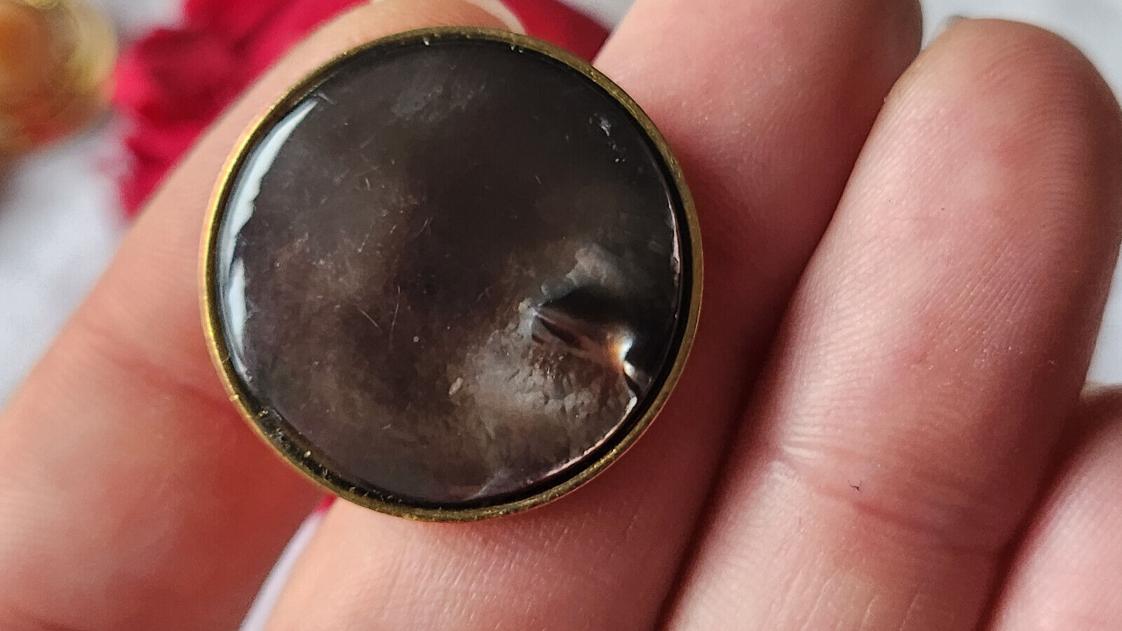 Gros bouton ancien en nacre  joli reflet marron  à pied 2,6 cm G15M