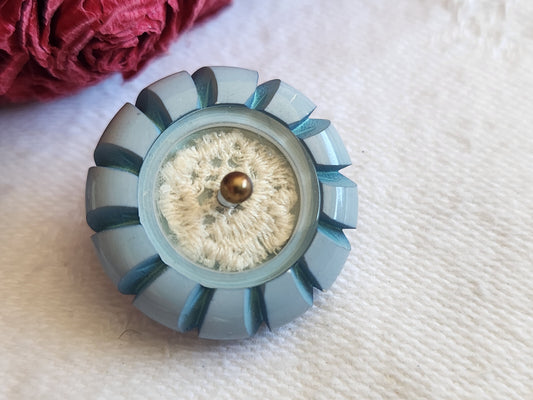 Bouton ancien collection bleu tendre dentelle emprisonnée 2,1 cm ref 727