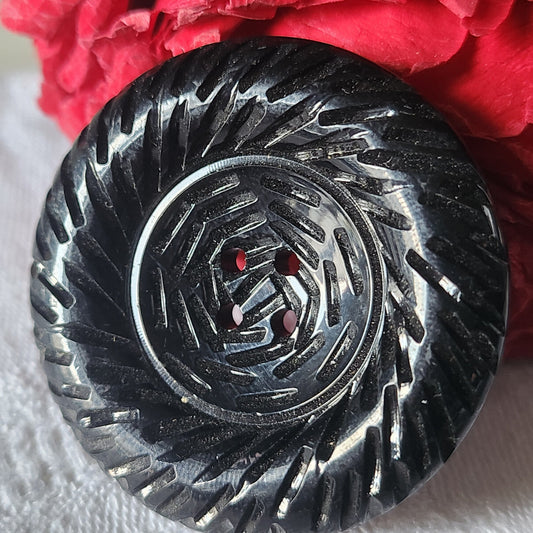 Enorme bouton vintage noir lumineux texturé épais trous 4,3 cm  ref 2235