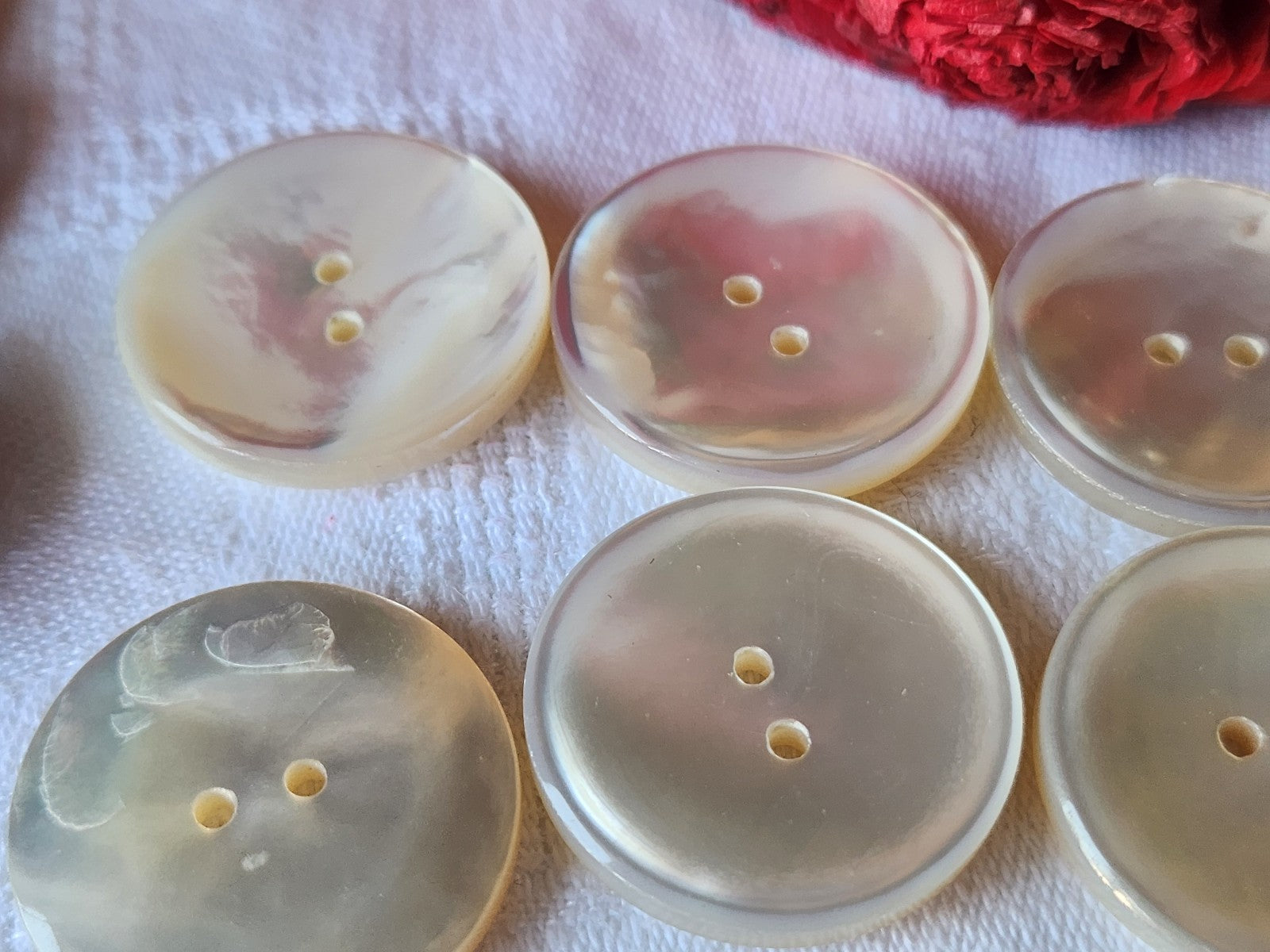 Lot 6 gros boutons anciens en nacre laiteuse 2,8 cm ref 5389