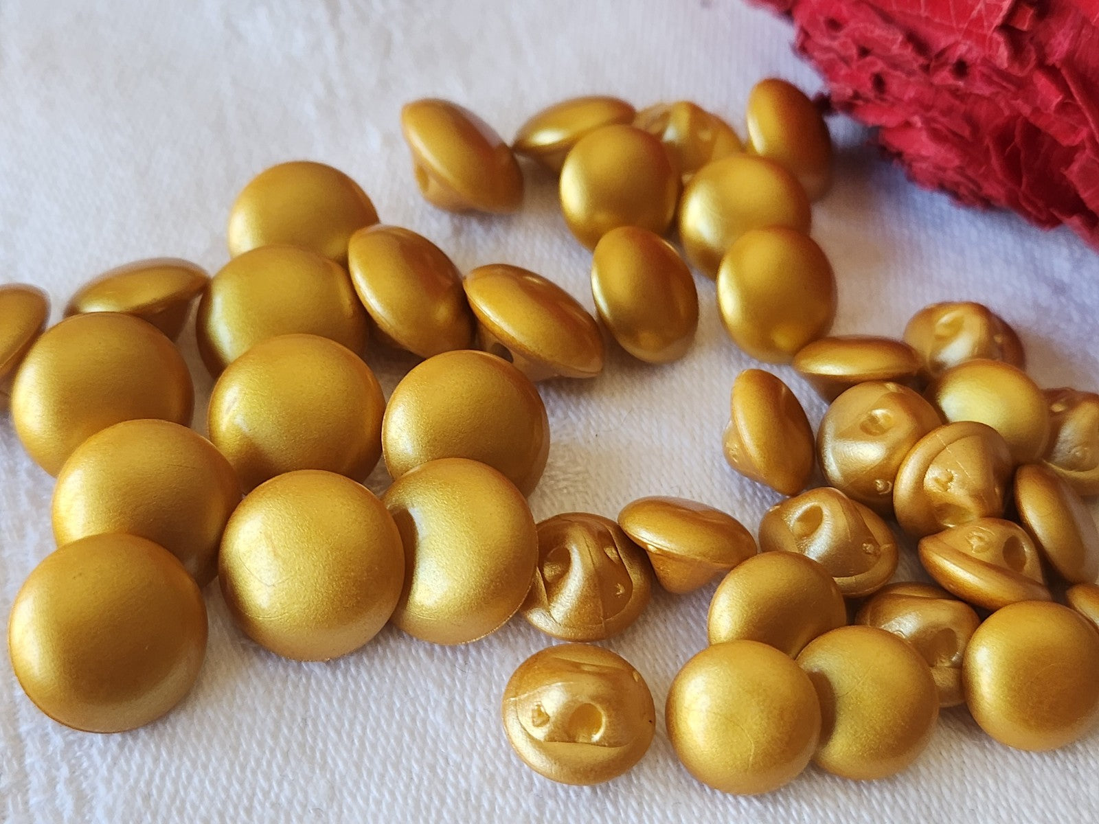 Lot 33 boutons jaune doré fond d'atelier 1cm à 1,3 cm ref 5054