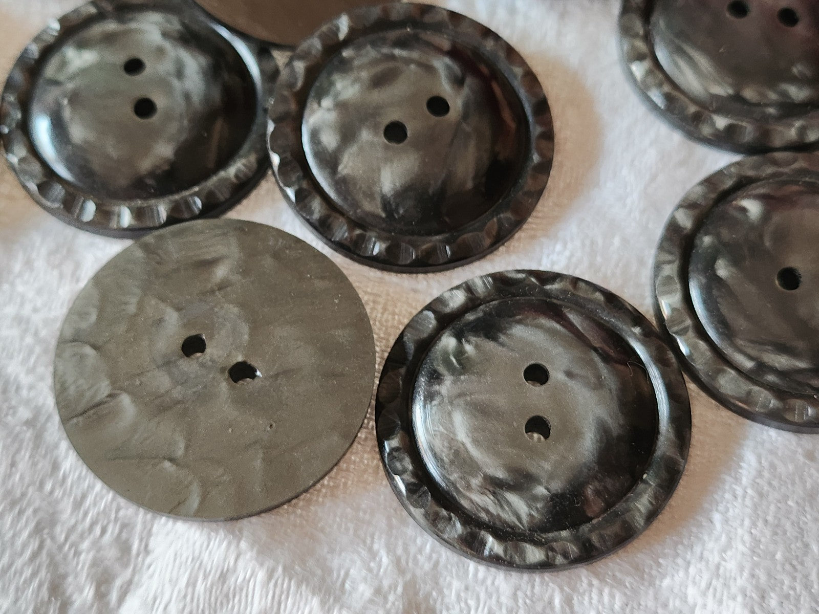 Lot 6 gros boutons vintage gris chiné à trous 3 cm ref 2870