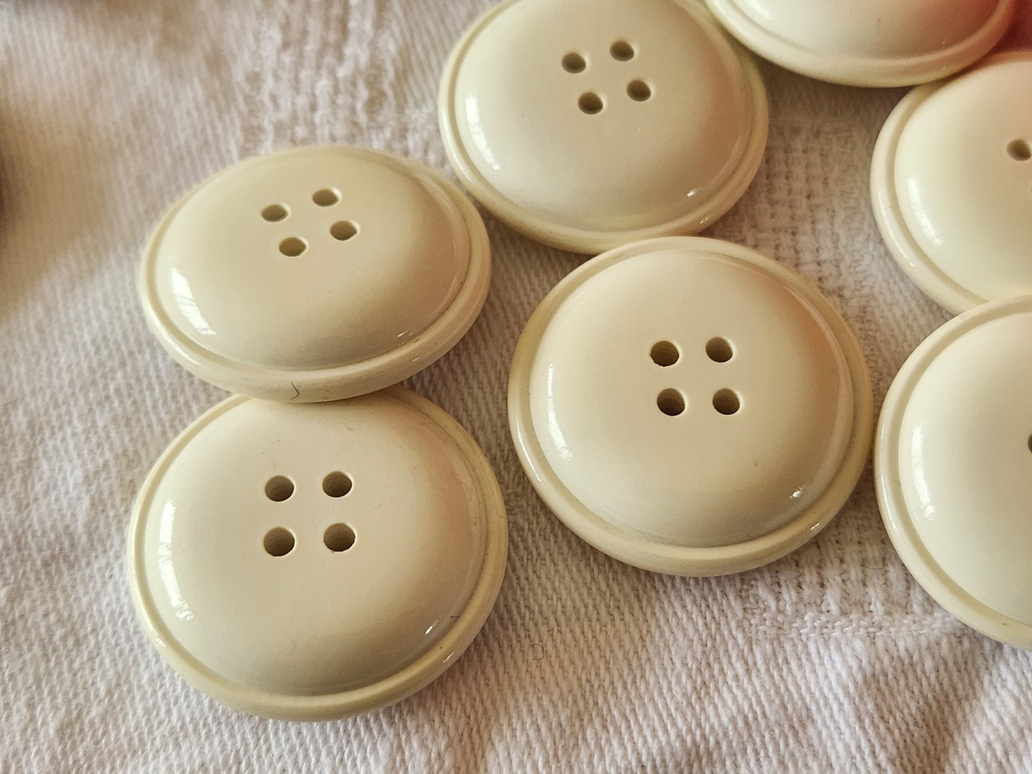 Lot 6 gros boutons vintage créme lumineux trous 2,8 cm ref 3971
