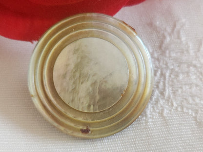 Gros bouton en nacre travaillé pied 2,8 cm ou 28 mm  ancien vintage G3C