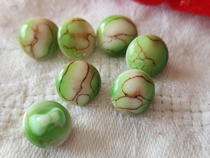 Lot 7 petits boutons vintage en verre marbré vert 1 cm pied ancien ref 6444