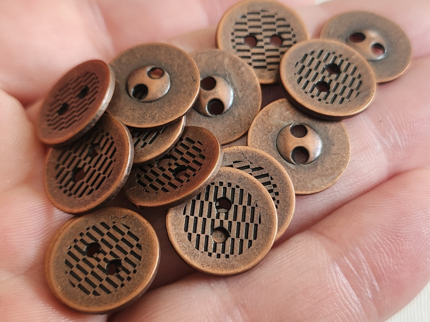 Lot 30  boutons en métal cuivré à trous 1,5 cm ou 15 mm ref 6374