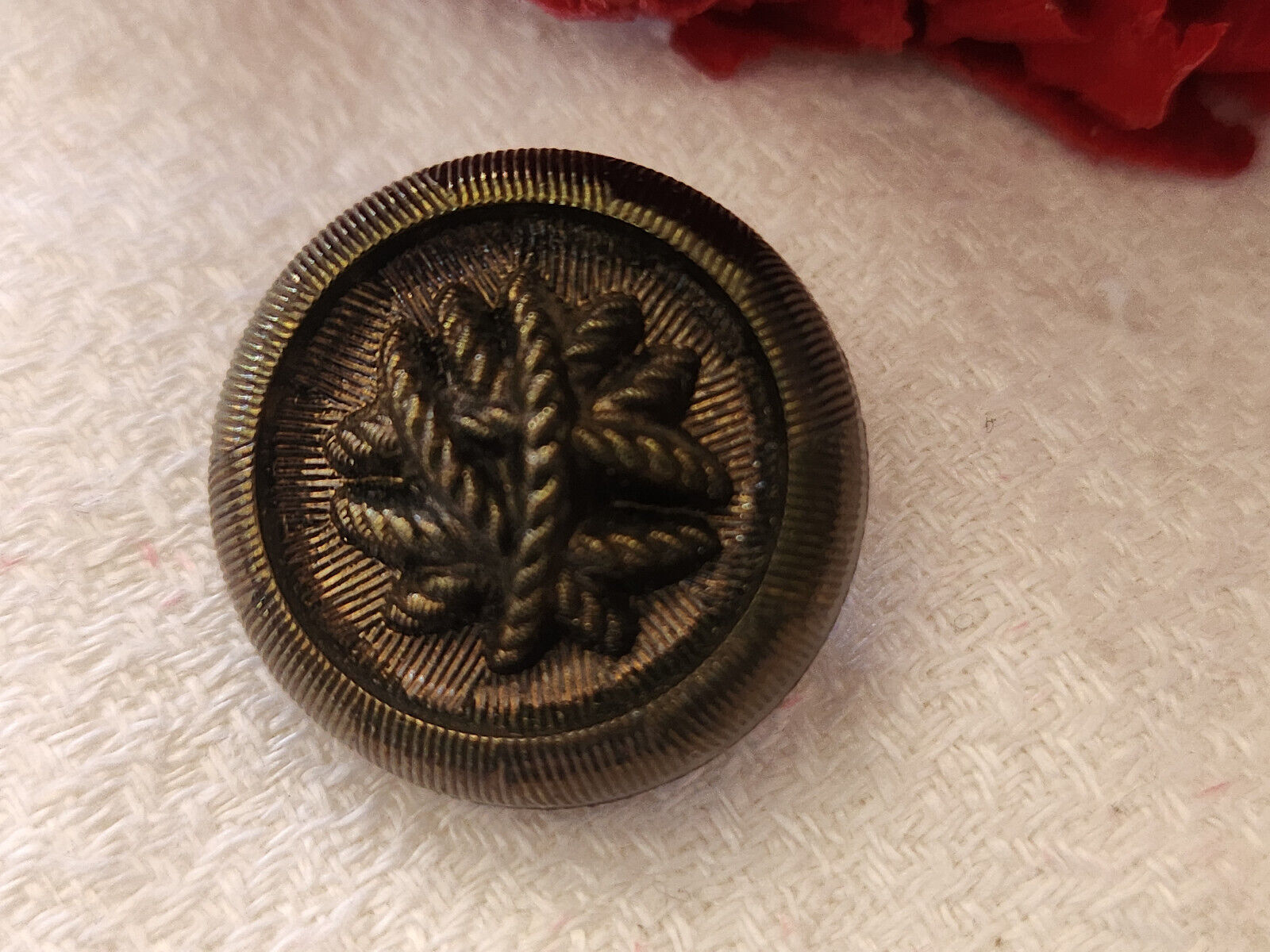 Bouton ancien en verre marron kaki effet passementerie 2,2 cm D7B