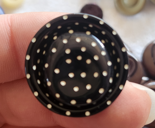 Collection  gros bouton ancien noir point blanc dos avec vis 2,6 cm ref 6559
