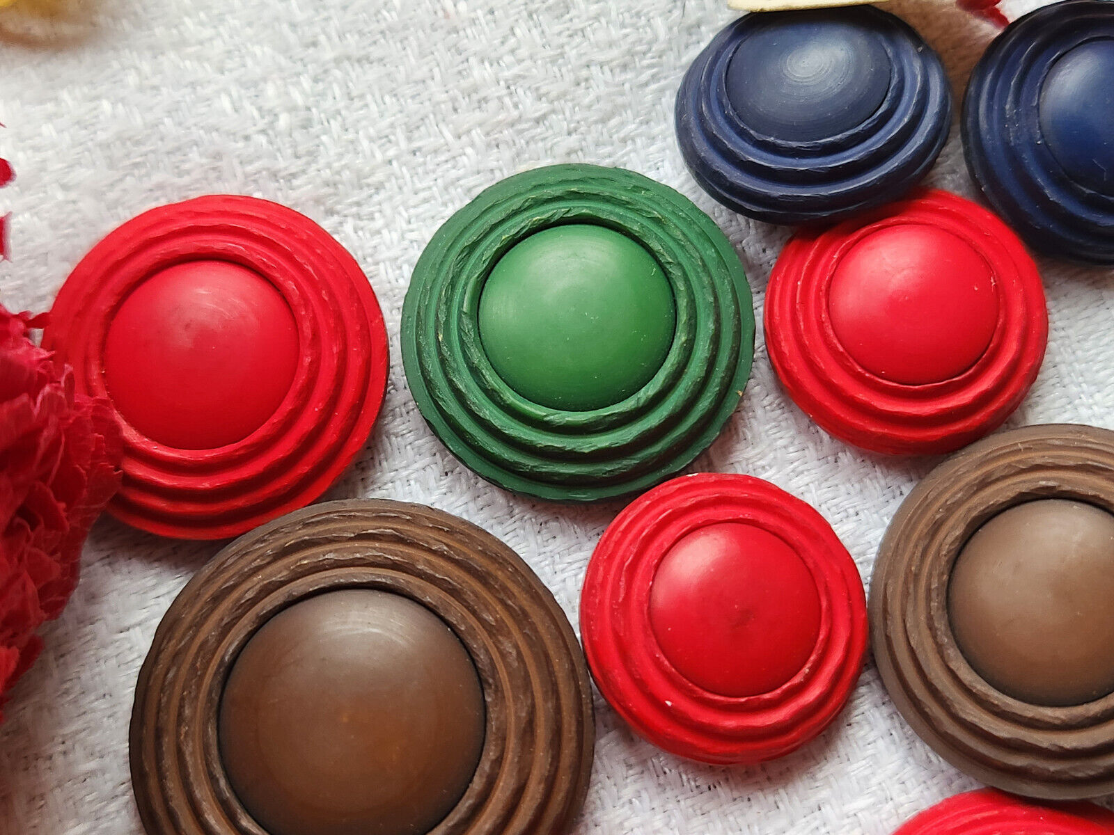 Lot 13 boutons vintage  mat à pied travaillé panaché  1,7 à  2,6 cm ref 3300