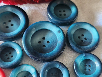 Lot 12 boutons vintage panaché mm modéle rouge bleu 1,7 à 2,8 cm ref 4767