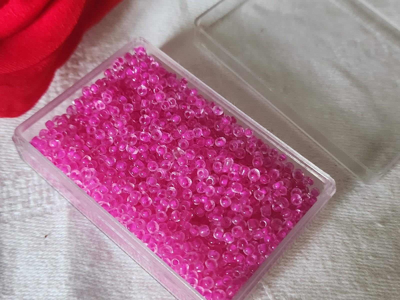 Lot environ 22 grammes de perles de rocaille rose deux tons  n°9