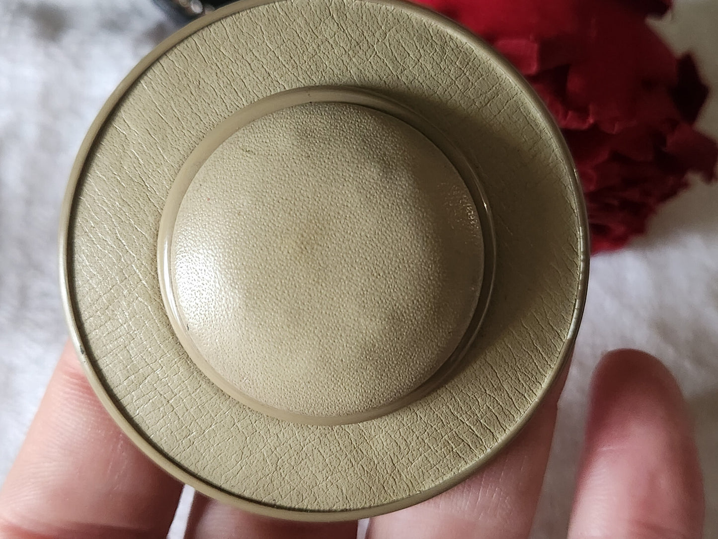 Enorme bouton ancien en cuir forme chapeau beige 6 cm ou 60 mm T7
