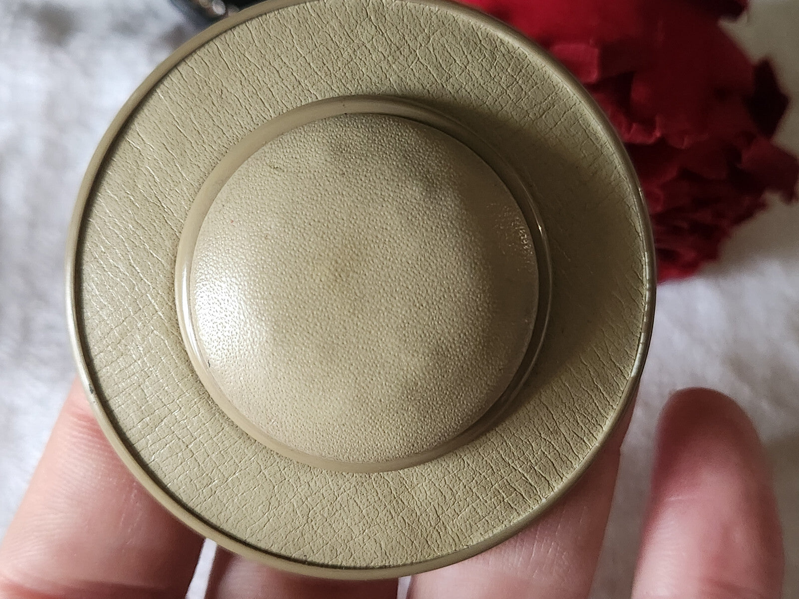Enorme bouton ancien en cuir forme chapeau beige 6 cm ou 60 mm T7