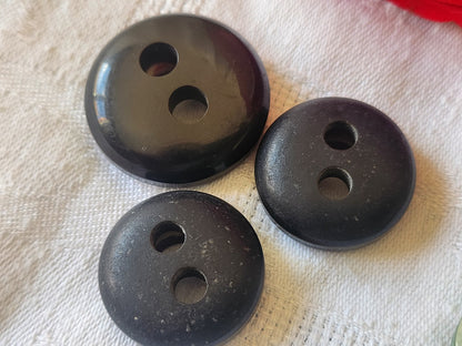 Trio boutons vintage épais reflet nacré  prune trous 2,5 et 3 cm ref 4808