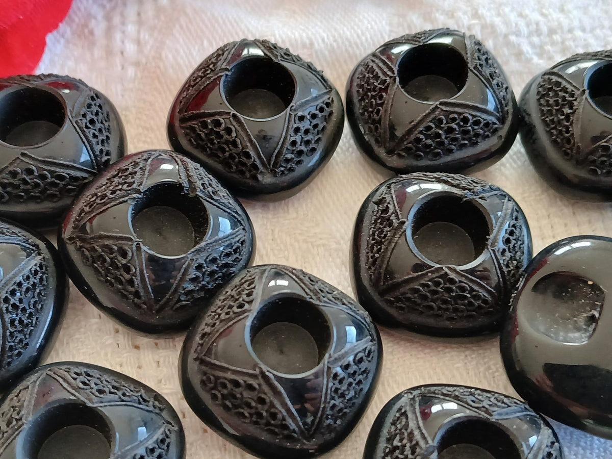 Lot 6 boutons vintage noir joli à pied travaillé 2 cm ref 6451