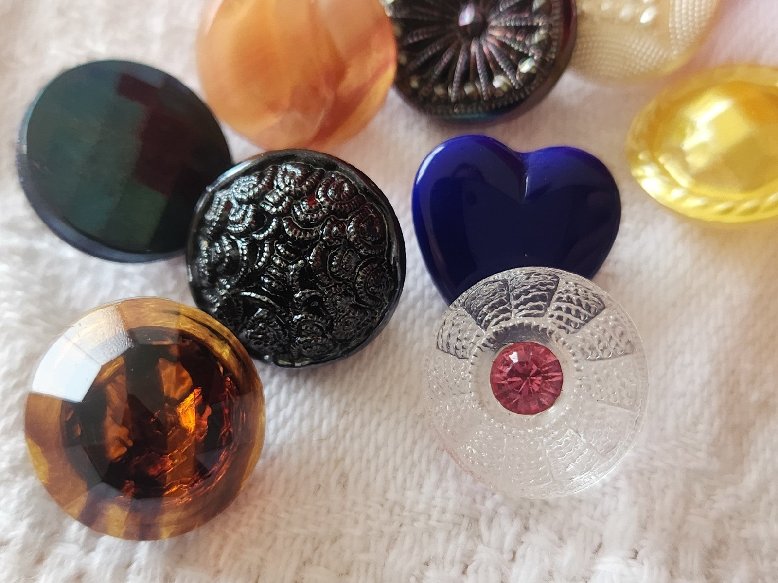Lot 10 boutons anciens en verre multicolore  panaché 1,3 cm ref 3945