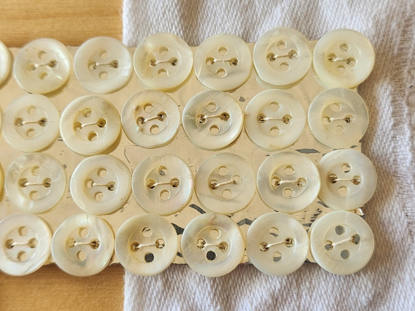 Plaque lot 36 boutons anciens en nacre blanc trous 1 cm corsage mini N°6