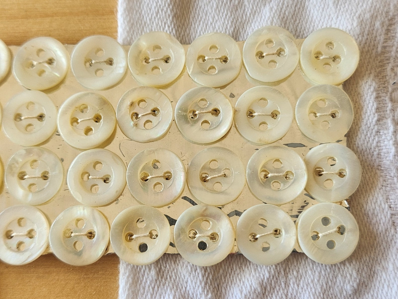 Plaque lot 36 boutons anciens en nacre blanc trous 1 cm corsage mini N°6