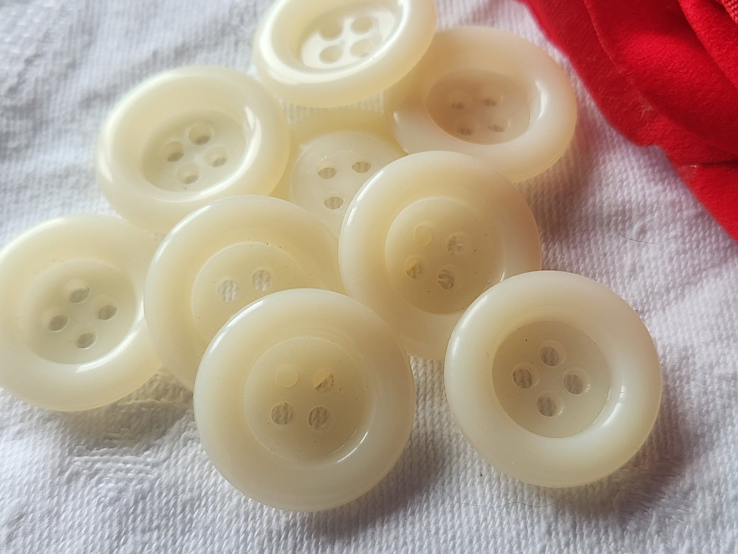 Lot 9  boutons vintage large bord créme trous 2,2 cm ref 2962
