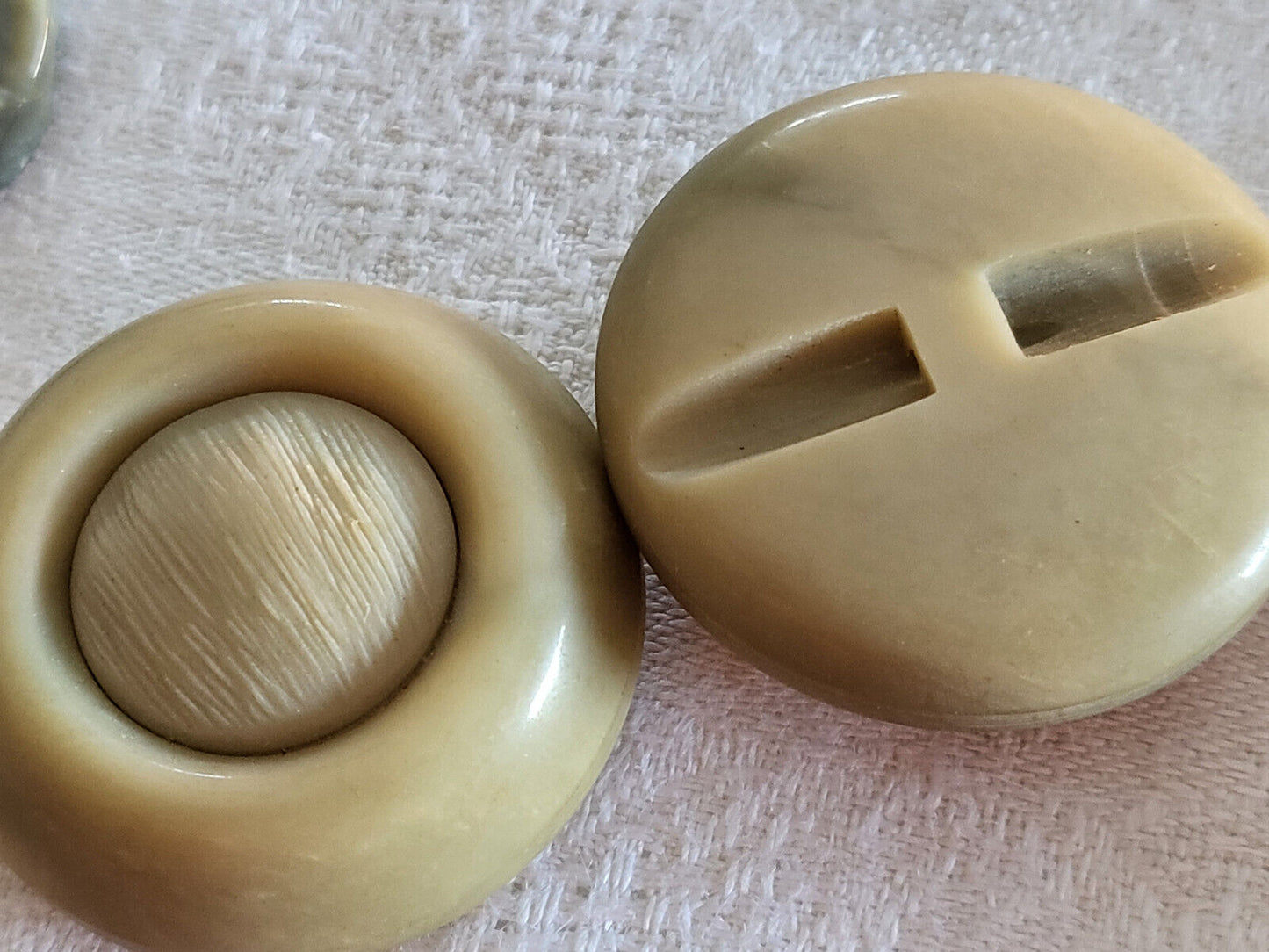 Duo gros boutons anciens beige épais à pied manteaux 3,3 cm ref 4903