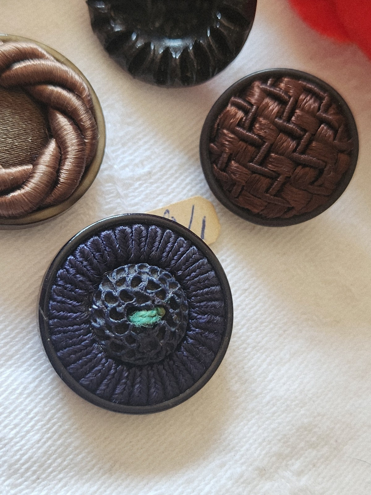 Lot 6 boutons anciens/vintage en passementerie 1,9  à 2,4 cm panaché  ref 6056