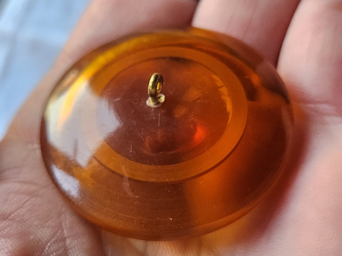 Gros bouton vintage orangé  transparent pied laiton 4 cm ou 40 mm ref 5895