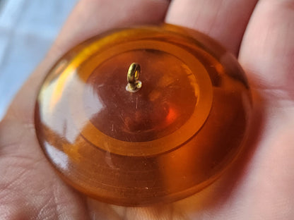 Gros bouton vintage orangé  transparent pied laiton 4 cm ou 40 mm ref 5895