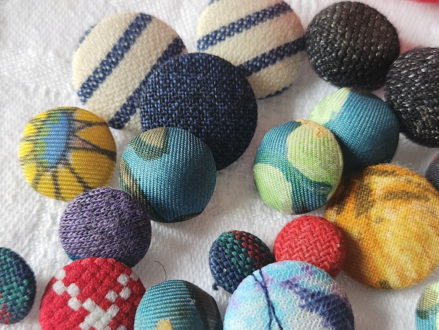 Lot 24 boutons anciens  tissu vintage panaché pied 1 à 1,9 cm ref 161