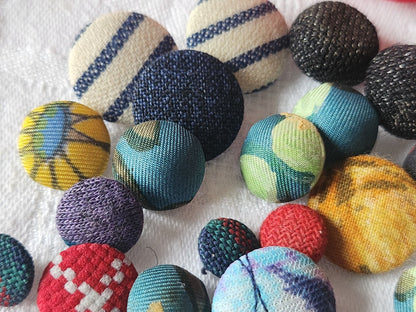 Lot 24 boutons anciens  tissu vintage panaché pied 1 à 1,9 cm ref 161