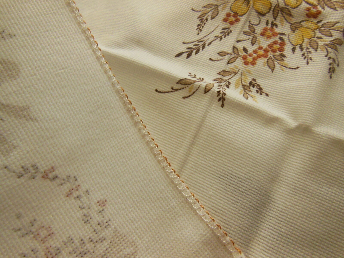 Lot 7 serviettes année 70/80  tissu synthétique jamais utilisées noeud fleur  B3