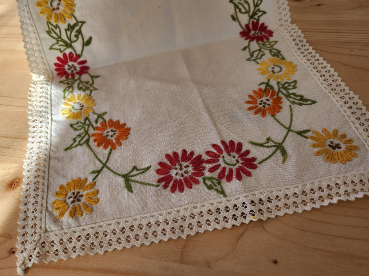 Ancien napperon dentelle broderie couleur fleur 24,5 cm sur 34 cm B8