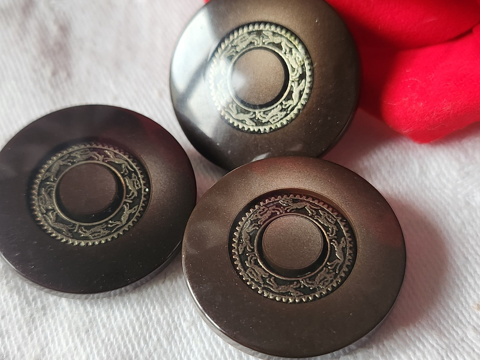 Trio gros boutons vintage marron inclusion doré 2,7 cm ref 5151