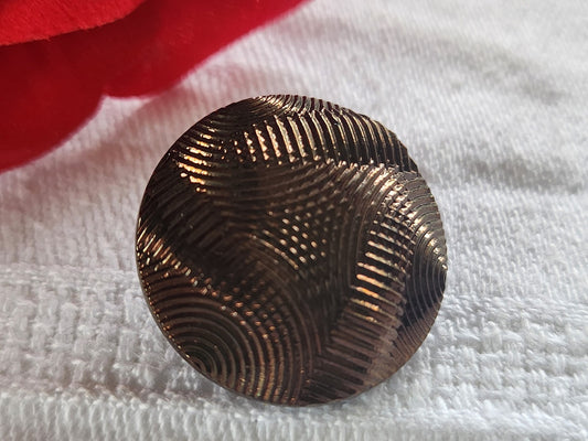 Gros bouton ancien en verre marron métallisé strié  2,2 cm D18E