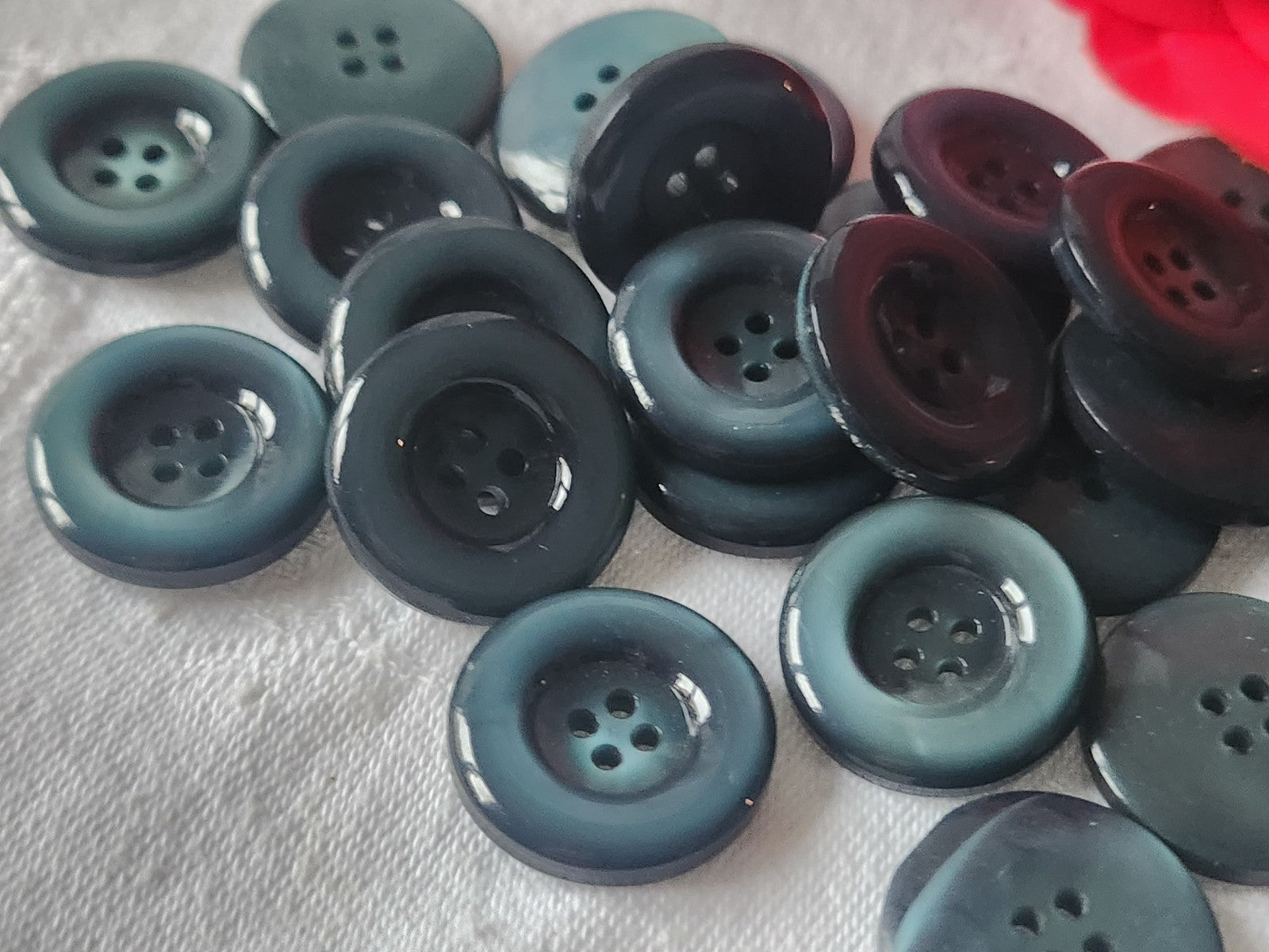 Lot 12  boutons vintage bleu laiteux à trous lumineux 2,2 cm ref 1159