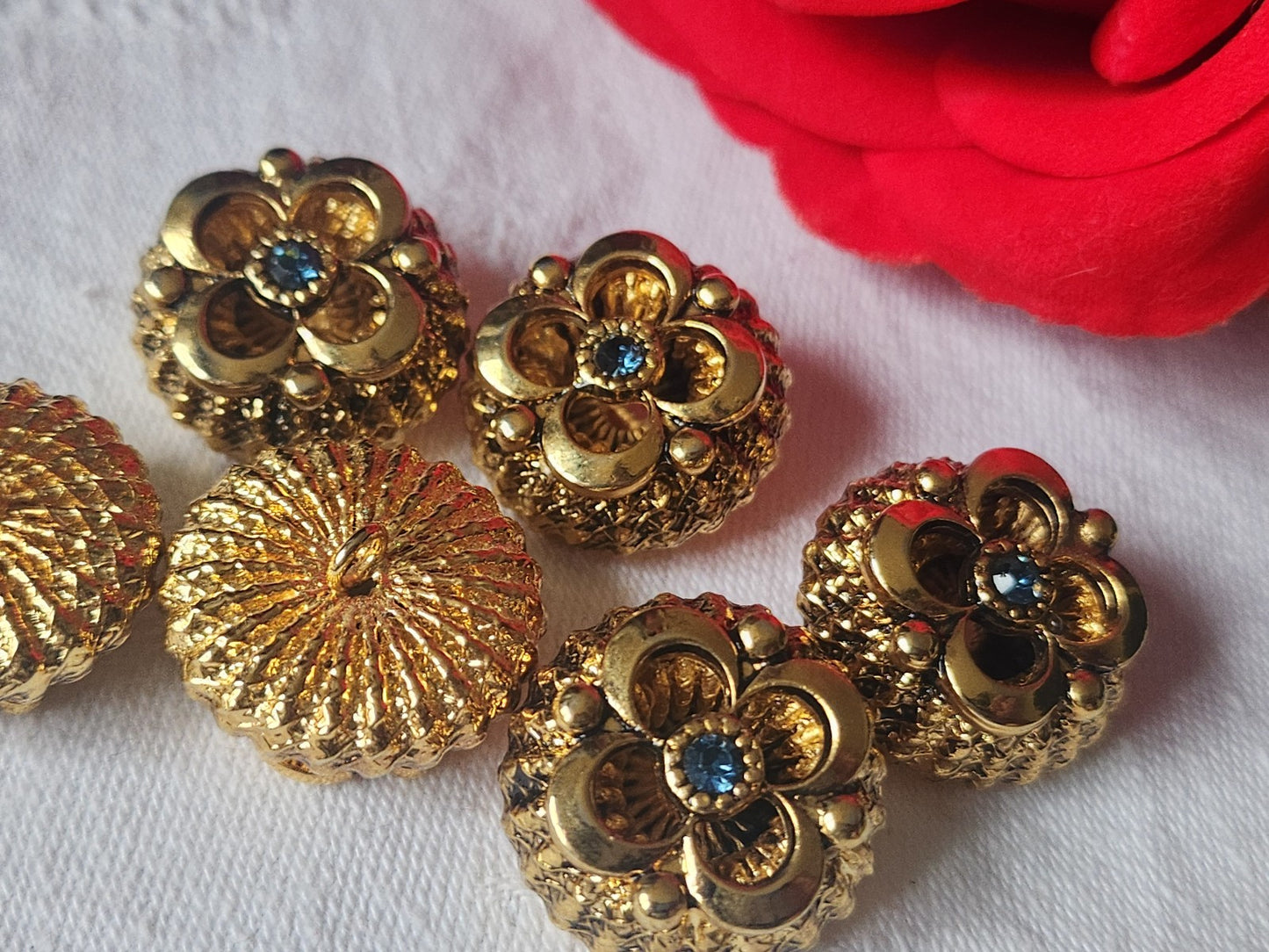 Lot 5 boutons vintage en métal doré volume coeur strass bleu 1,5 cm ref 3887