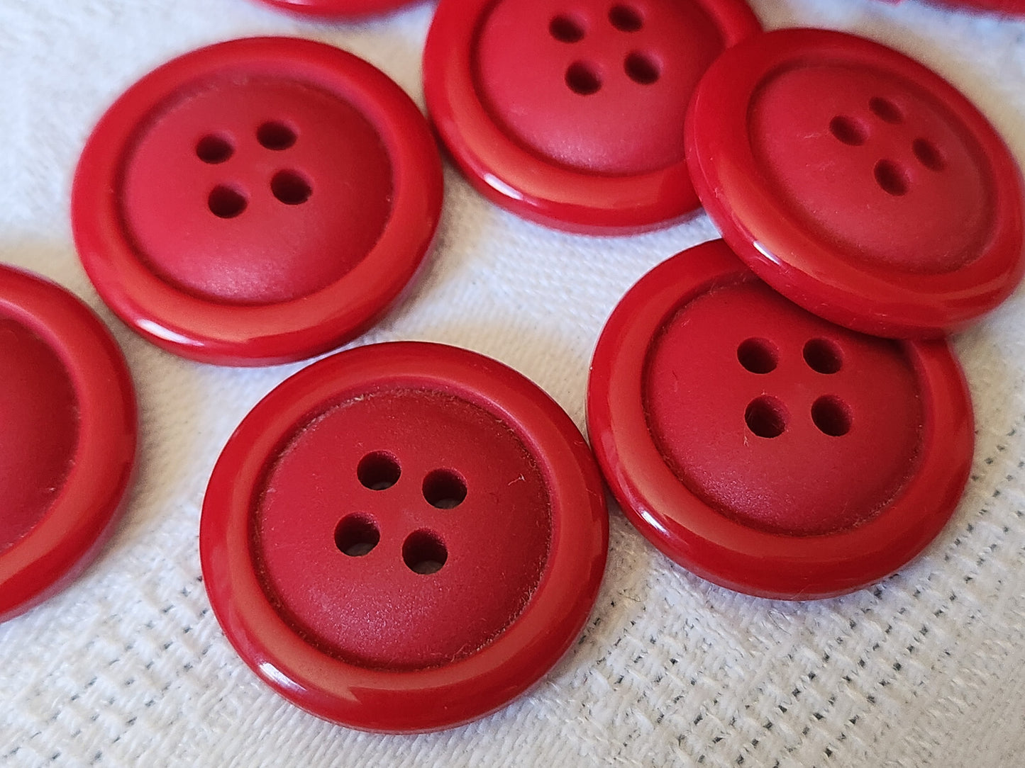 Lot 8  boutons vintage rouge à trous diamètre 2,3 cm ref 5279