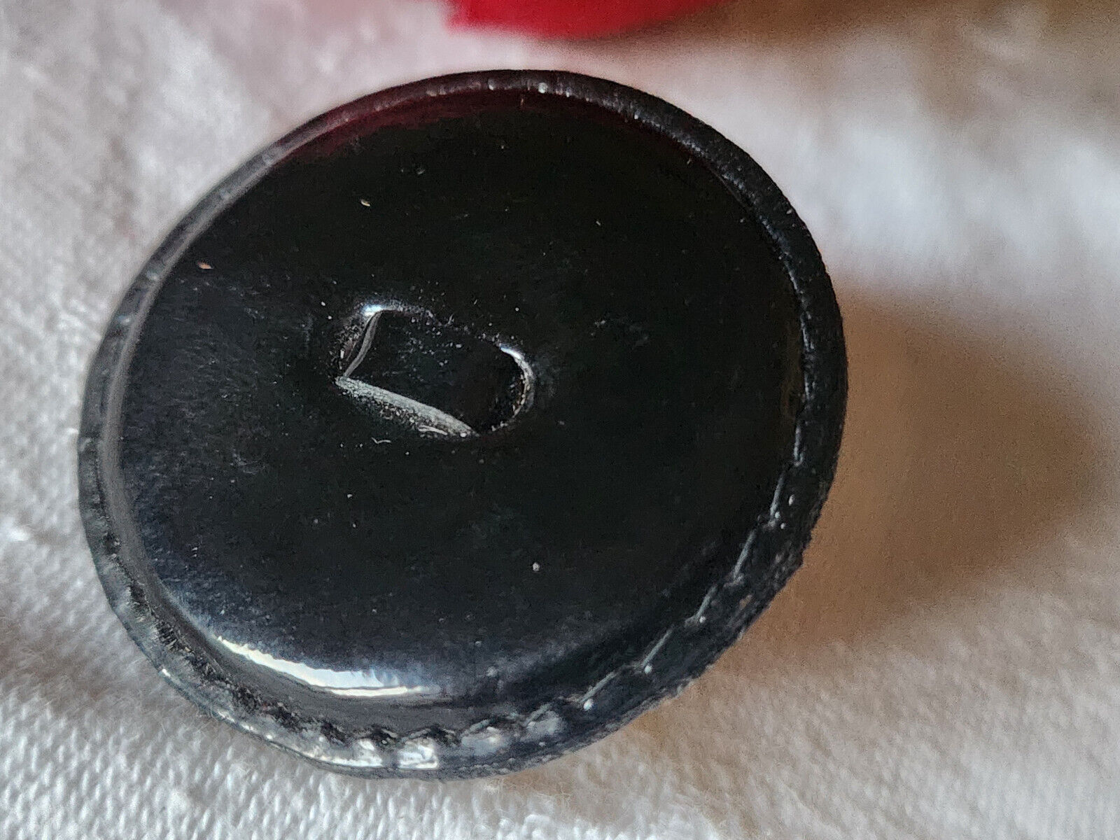 Gros bouton ancien en cuir verni 3,7 cm parurier collection ref 1737