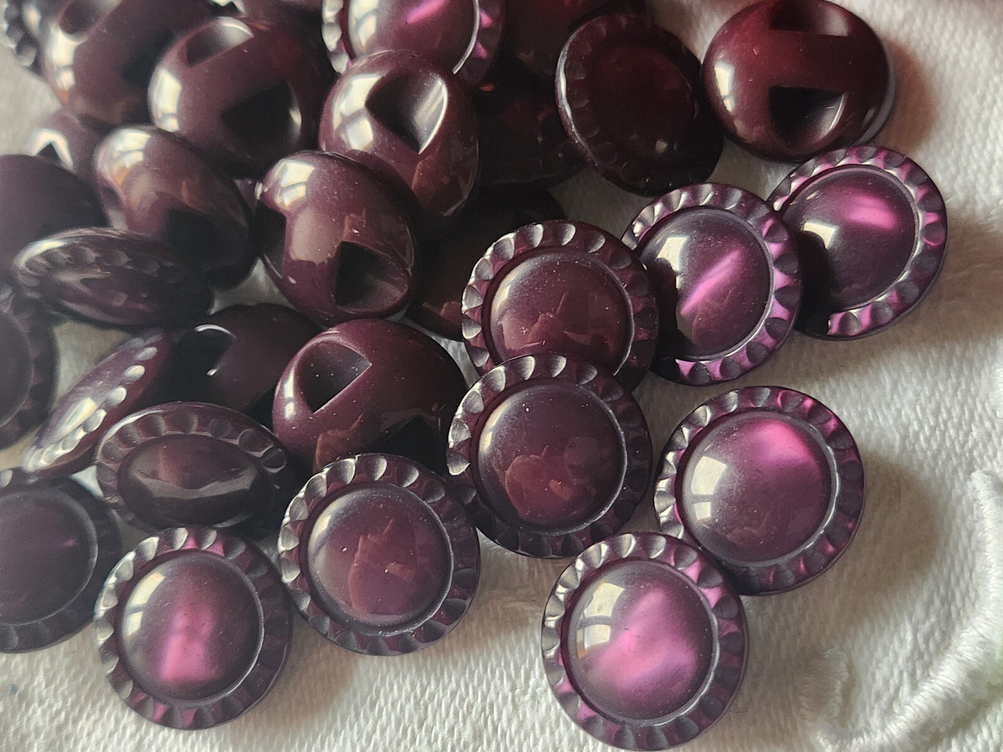 Lot  17 boutons vintage violet nacré lumineux travaillé pied 1,4 cm ref 5124