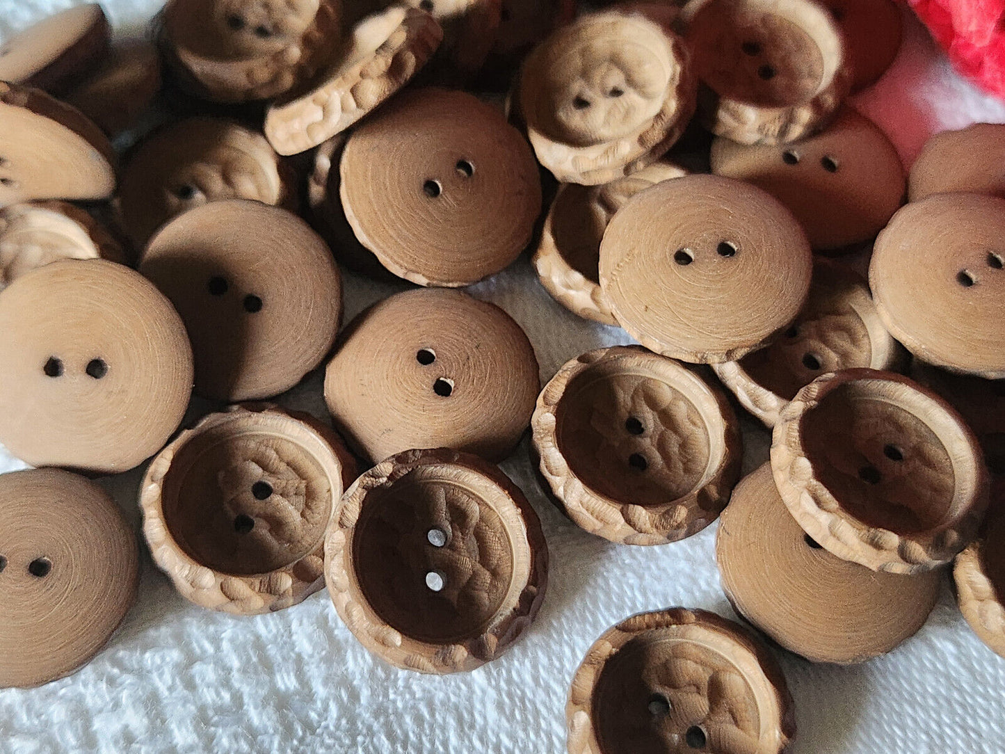 Lot 33 boutons vintage marron mat effet martelé trou 1,4 cm ref 3355