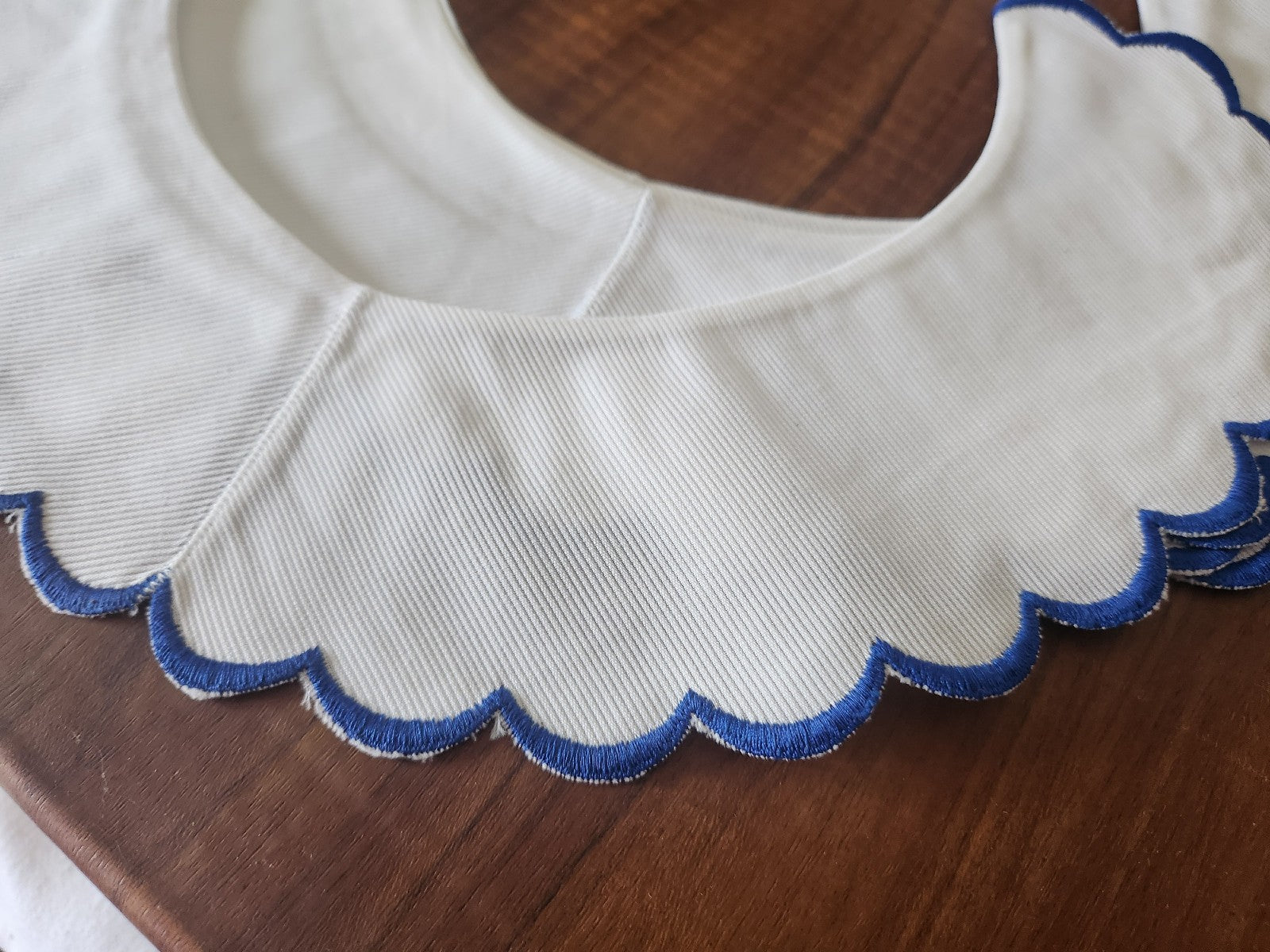 Ancien  col en tissu tramé broderie bleu feston à l'unité  B3-1