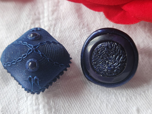Duo boutons vintage en resine bleu 2,1 cm et 2,1 sur 2,2 cm D18F