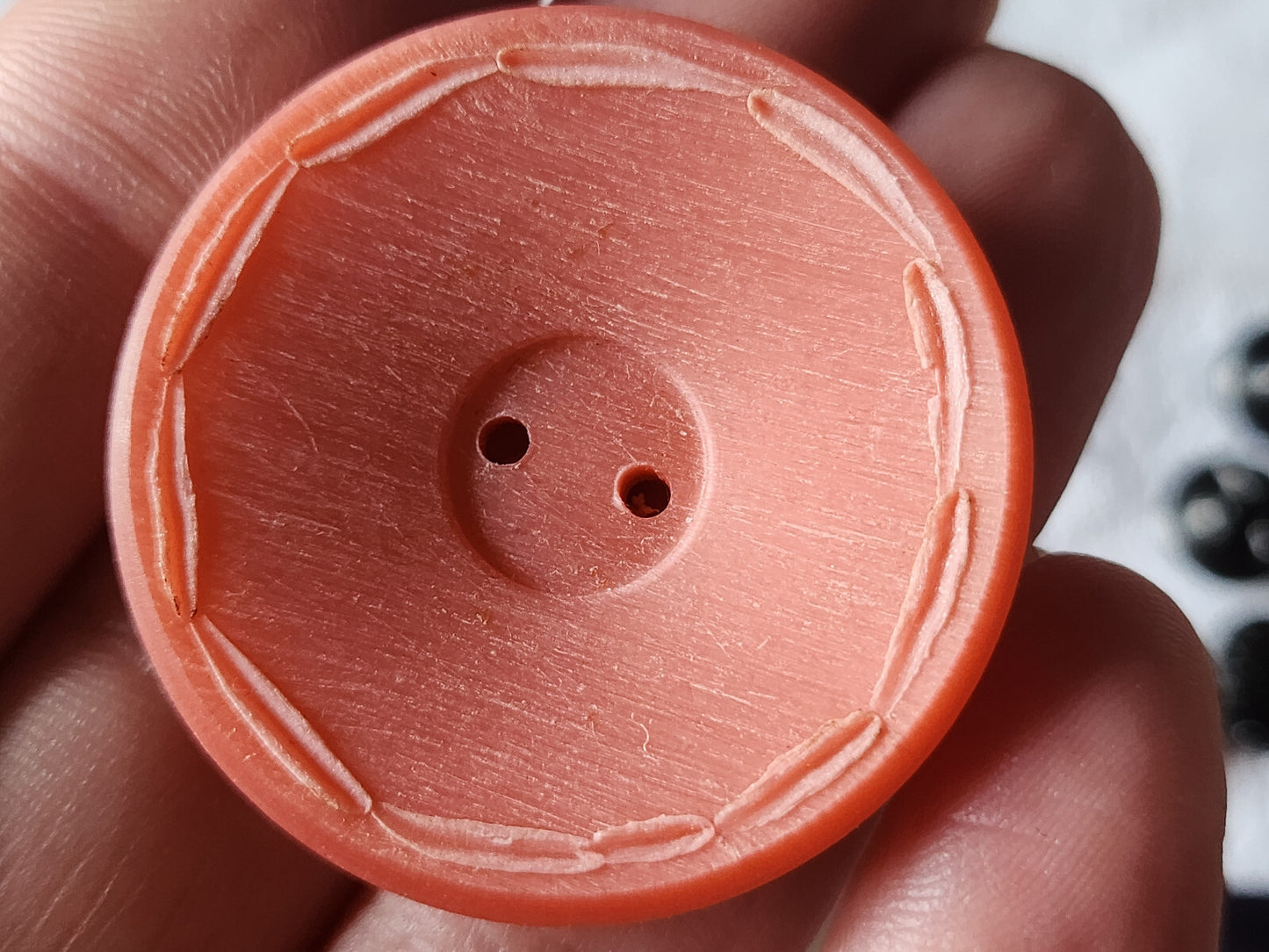 Enorme bouton vintage mat rose à trous 3,8 cm ou 38 mm  ref 2022