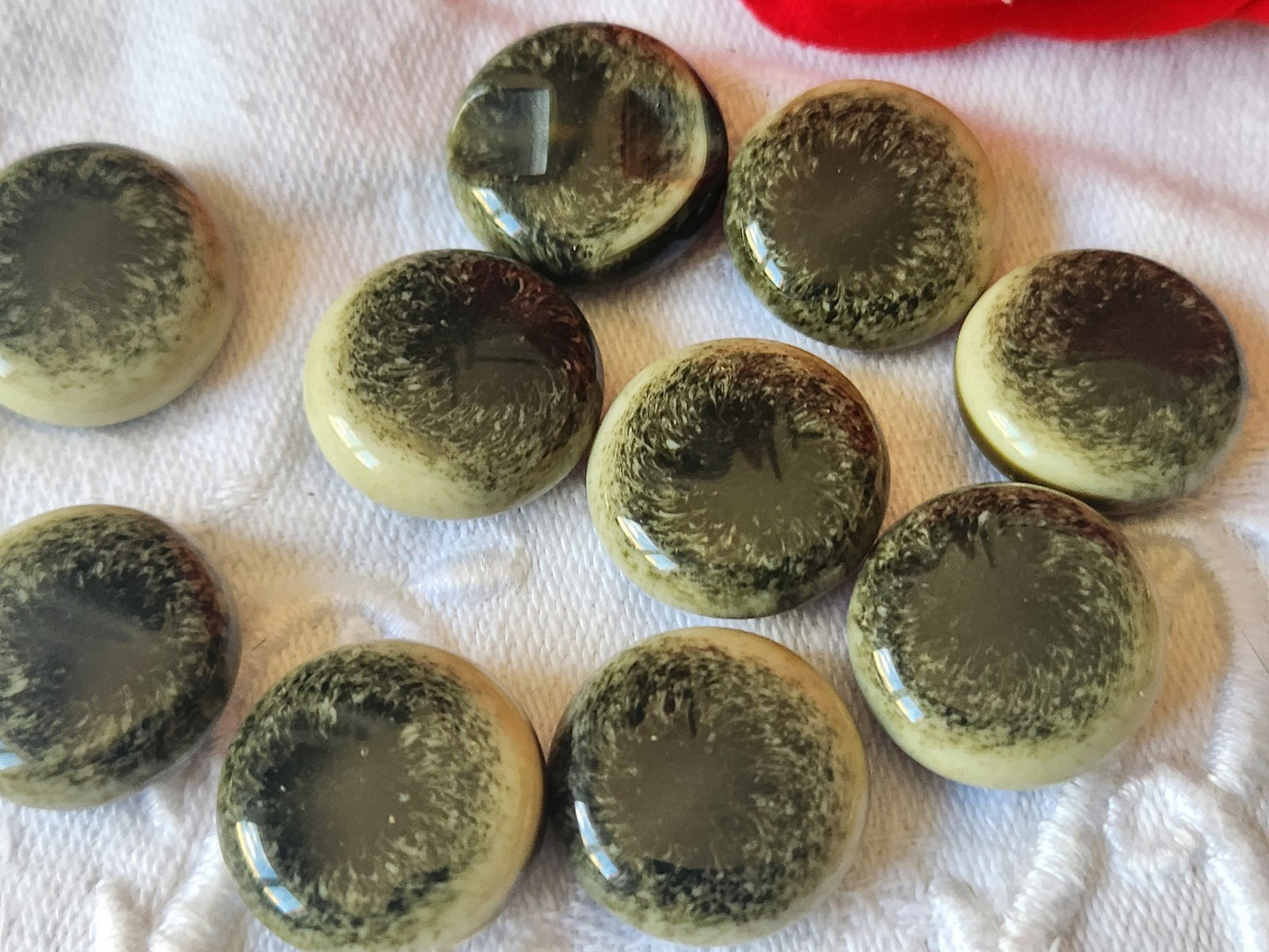 Lot 10  boutons vintage vert/noir creme pied bombé 1,6 cm ref 2488