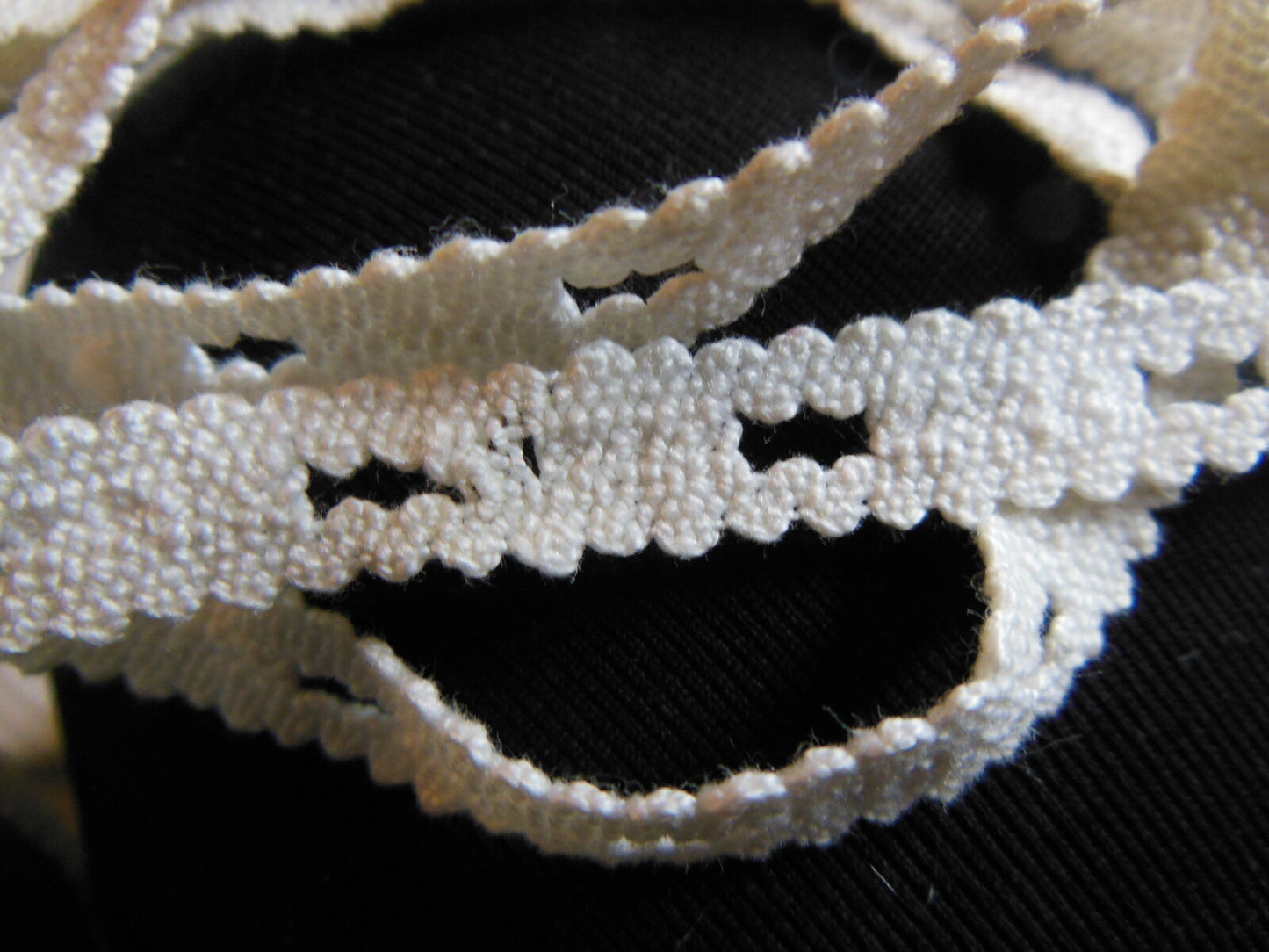 Dentelle ancienne coton ajourée 2 mètres 05 sur 0,9 cm T1-45