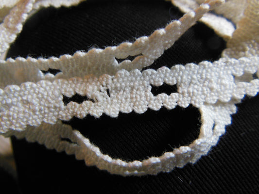 Dentelle ancienne coton ajourée 2 mètres 05 sur 0,9 cm T1-45