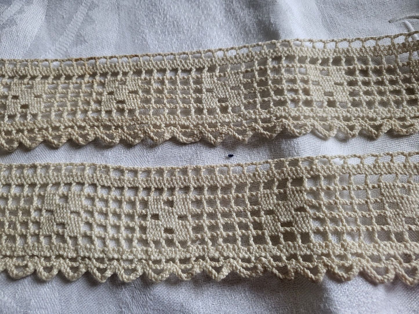 Dentelle large ancienne plutôt épaisse main en 2 coupons 1 m15 et 95 cm sur 5 cm