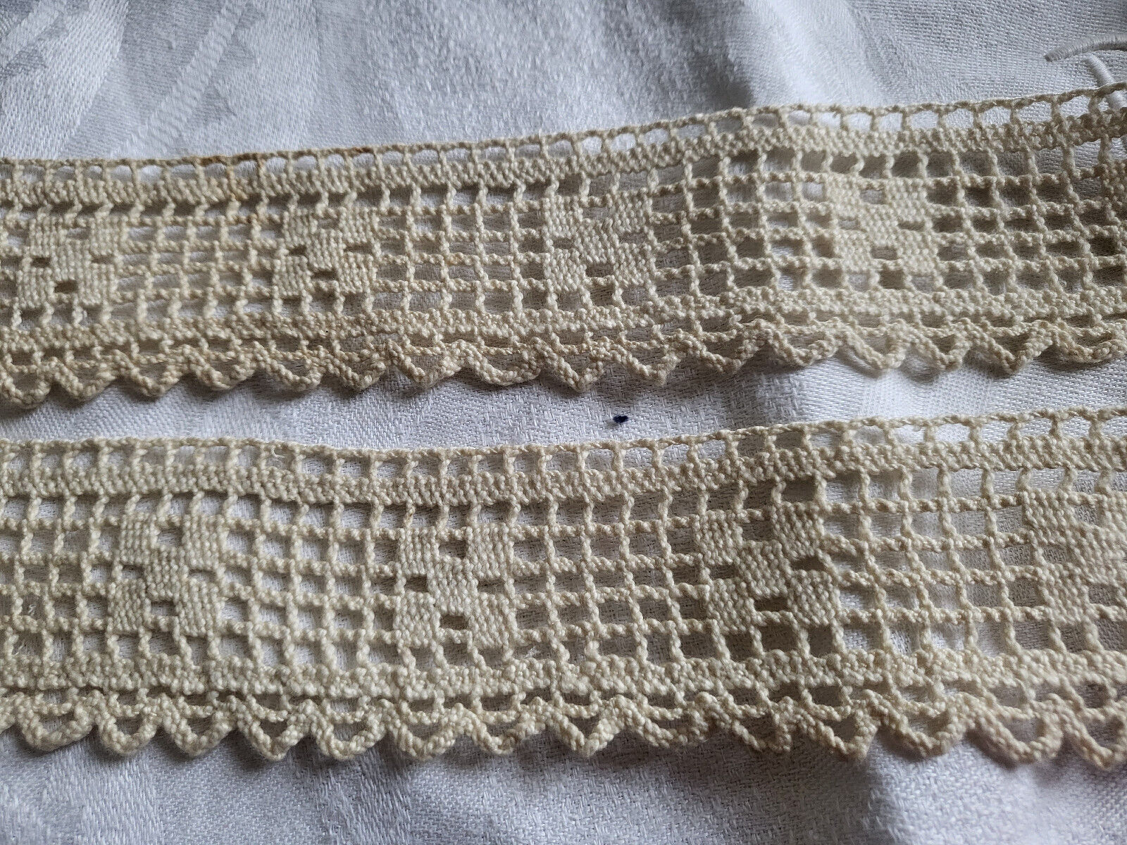 Dentelle large ancienne plutôt épaisse main en 2 coupons 1 m15 et 95 cm sur 5 cm
